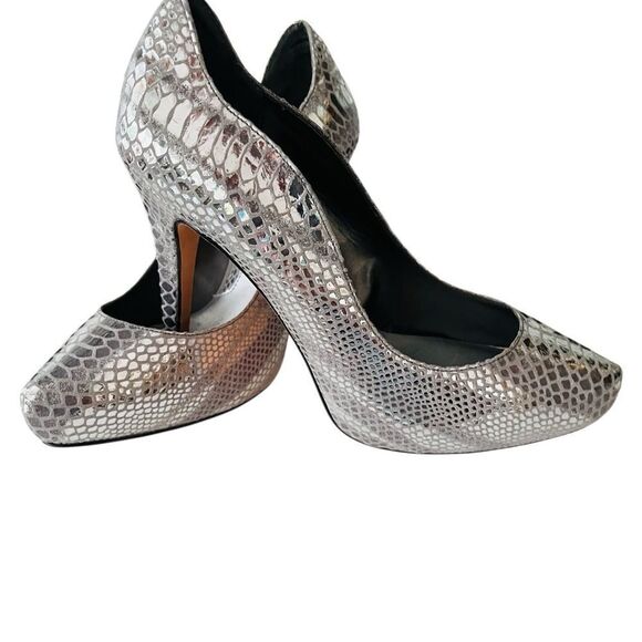 White House Black Market Rece Silver Metallic Snake Print Leather Pumps size 7.5 - Picture 4 of 7